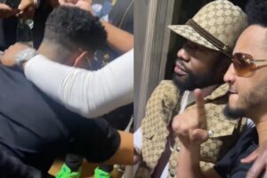 Floyd Mayweather confronté à envahissant fan lors d'une rencontre.