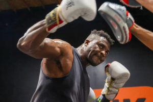 Francis Ngannou casse la jambe d'un partenaire d'entraînement. (66 caractères)