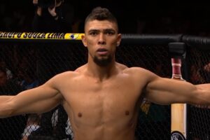 Johnny Walker montre un physique monstrueux à l'UFC