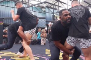 UFC Jon Jones démontre ses talents de lutte en Thaïlande