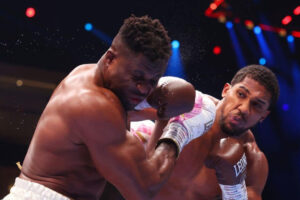 Chiffres catastrophiques : Anthony Joshua affronte Francis Ngannou