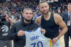 Rencontre entre Khabib Nurmagomedov et Stephen Curry lors d'un match