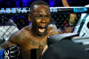 Israel Adesanya entre dans l'histoire à l'UFC 305