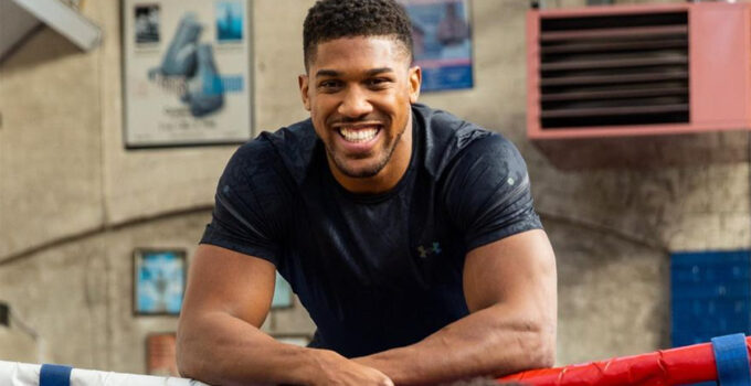 Anthony Joshua: physique monstrueux avant combat de boxe