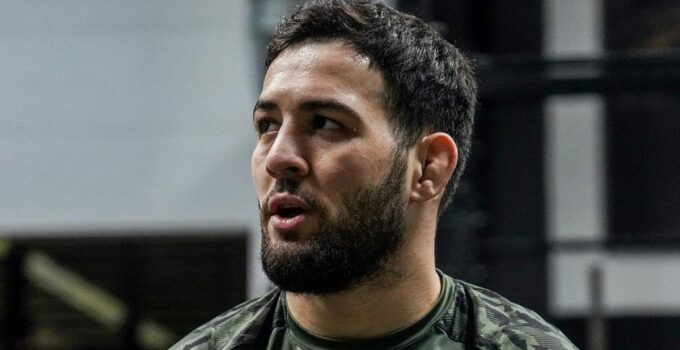 Nassourdine Imavov menace son adversaire à l'UFC Paris