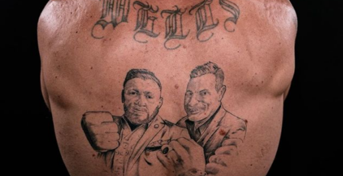 Tatouage fou d'un combattant en hommage à Conor McGregor