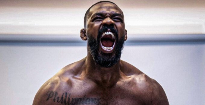 Jon Jones impressionne les fans avec son physique musclé et